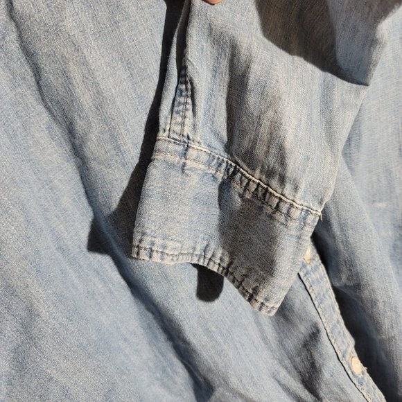 GAP Women's Denim Light Wash Button Up Long Sleeve Shirt sz M GUC - Picture 7 of 9